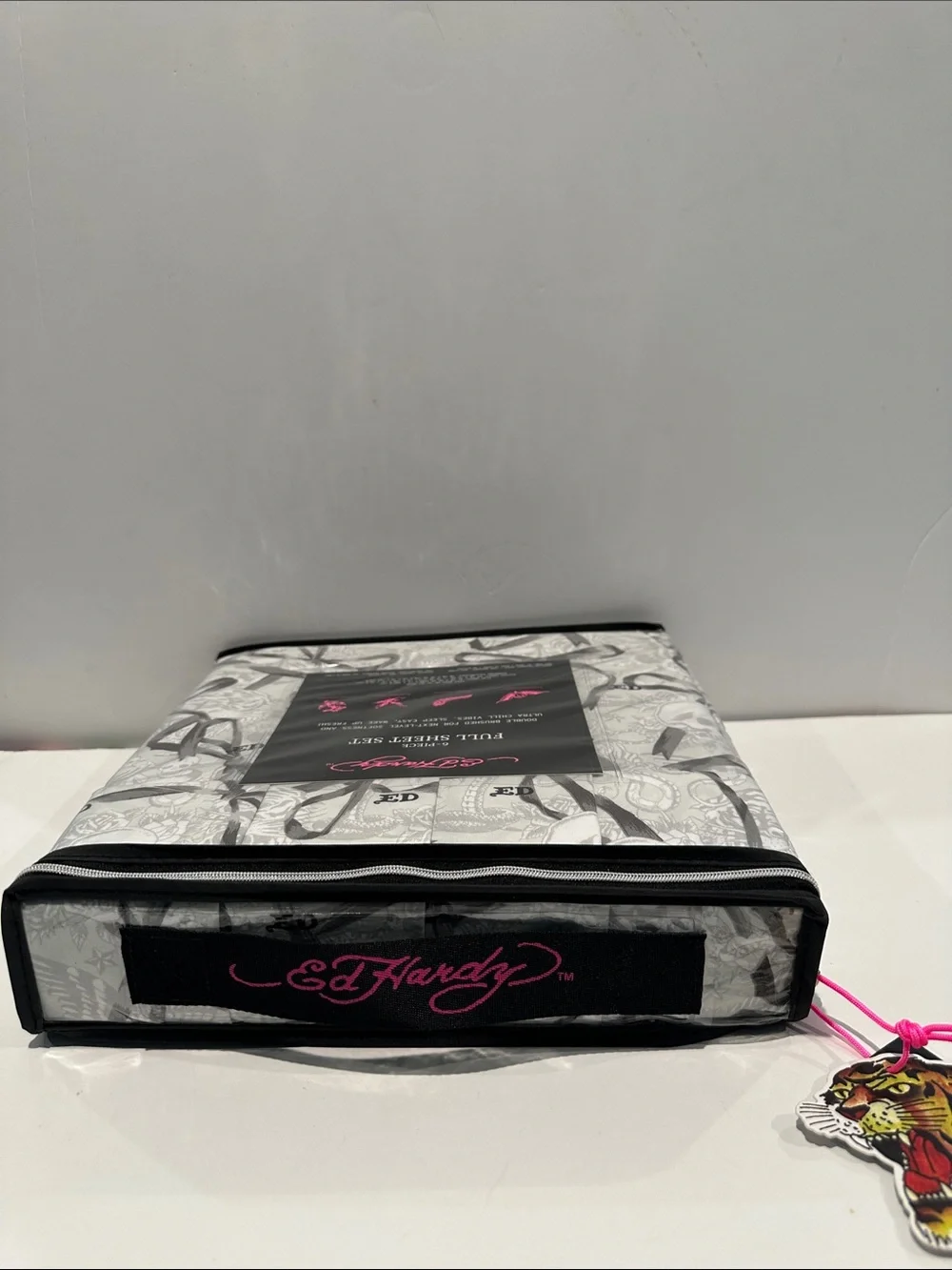 NWT Ed Hardy Classic Gray Ribbon 6 Piece Full Sheet Set with 4 Pillowcases.